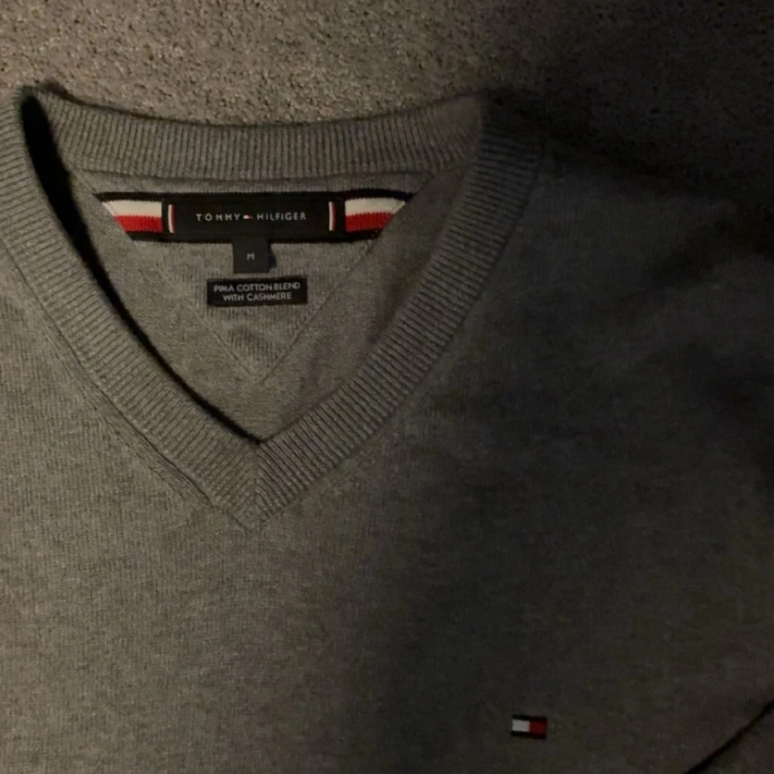 Grå v-ringad tröja Tommy Hilfiger - 2