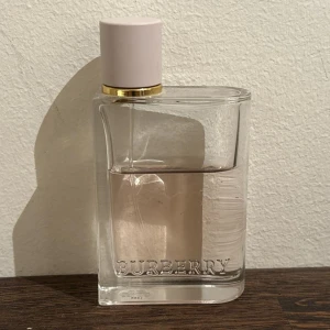 Burberry Her EDP 50 mL ca 35 mL kvar - Ungefär ett år gammal, luktar som den ska