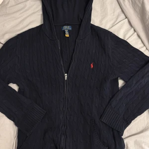 As fet Ralph lauren kofta/zip - En riktig snygg kofta/zip från Ralph lauren. Den är i otroligt bra skick och är i storlek 18-20. Om ni har några frågor är det bara att fråga, nypris 1800 kr mitt pris 599!