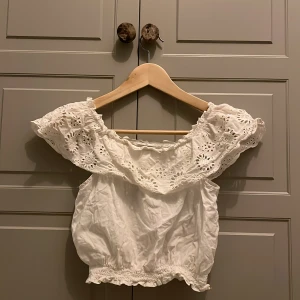 Vit blus - Vit blus från Kappahl storlek 152. Blusen går att ha över axlarna och sedan att vika ner till axlarna.