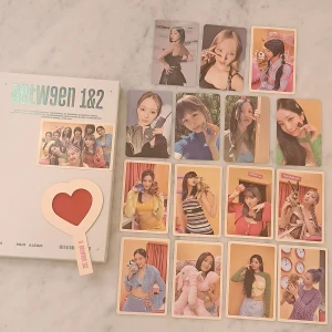 Between 1&2 twice album - Twice kpop album med 16 photocards, skiva och några tillbehör! 💕