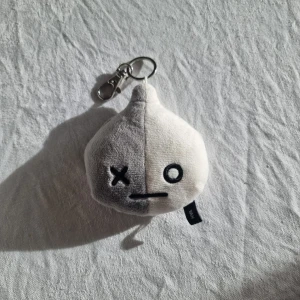 BTS nyckelring - Van key chain/ bag charm from BTS official merch BT21, bought in flagship store in Seoul. Brand new and never used. Jungkook, RM, V, Jimin, J-Hope, Jin, Suga