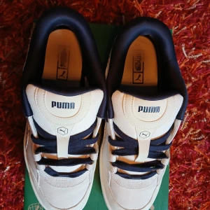 Puma-180 - Puma-180 Alpine Snow – New Navy (sällsynt och unisex färg) – stl 44,5 / 29 cm Skorna kommer med originalkartong. De är i utmärkt skick, förutom lite slitage vid hälen. Eftersom de är vadderade är de otroligt bekväma att gå i – supermjuka och ganska varma. De funkar dock bättre som höst-/vårskor än som riktiga vinterskor (om man inte har tjocka strumpor).  Jag fick dem som present men säljer eftersom de tyvärr är för stora för mig. Har använt dem i högst en och en halv vecka.  Pris: 1300 kr – kan
