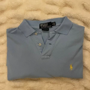 Ljusblå pikétröja från Polo Ralph Lauren - Riktigt stilig pikétröja från ralph lauren            Nypris runt 1700 | skickar inom 24 timmar