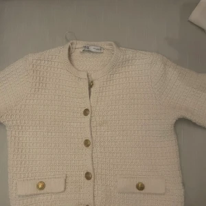 Trekvartsärmadkofta med gulddetaljer - I storlek M men passar mer än S 