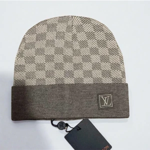 Grå rutig mössa - Grå rutig mössa väldigt snygg och fräsch. Håller dig varm och är perfekt nu till kalla vädret under höst och vinter!