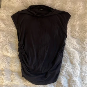 Grå t-shirt aktig tröja från Ginatricot - Supersöt gråaktig tröja från Gina. Storlek S men passar som XS. 