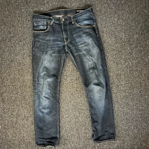 Crocker jeans  - Fina blåa crocker jeans men mörkblå färg säljer för de inte passar mig. Det har storlek 33/34, väldigt bra skick förutom en liten skada som vissas på bild 3 och 4.