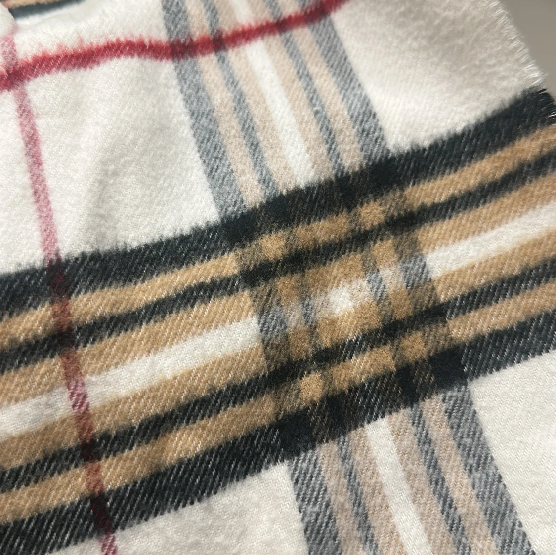 Rutig halsduk i beige och svart - 1