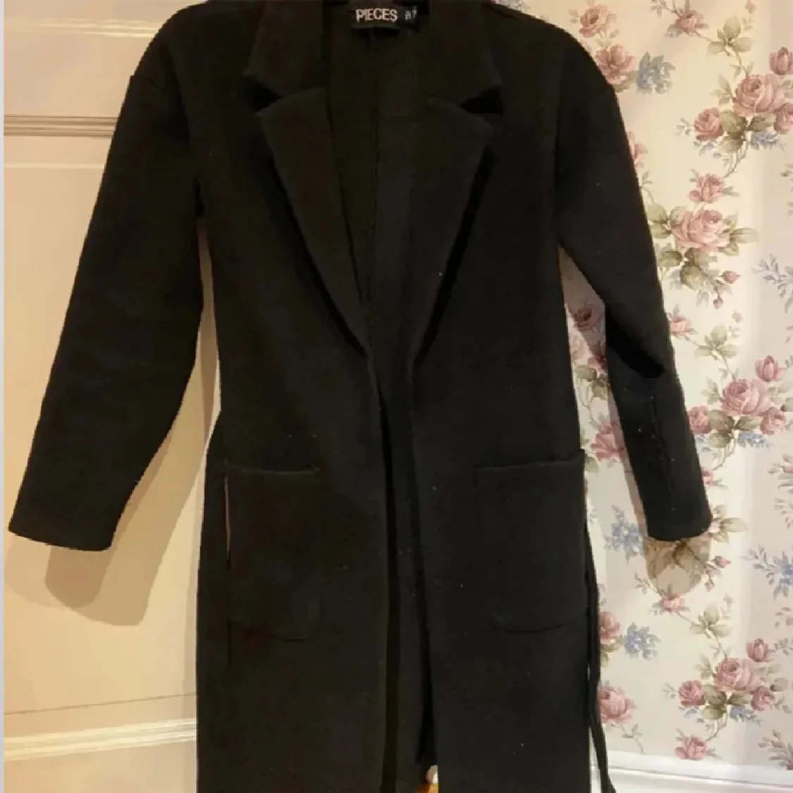 Svart kappa från Pieces med bälte - 4