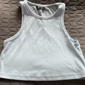 Ljusblå ribbad croppad linnetopp SHEIN - Säljer en ljusblå croppad linnetopp från SHEIN.💗