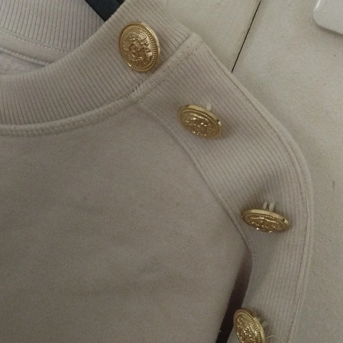 Beige sweatshirt med guldknappar H&M - 4