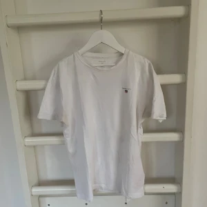 Vit t-shirt storlek 170 - Vit t-shirt från GANT, i ny skick 