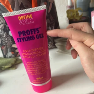 Proffs Styling Gel 200ml - Proffs Styling Gel i en snygg rosa tub på 200ml. Vegansk hårgel som ger superstadga, glans och volym. Passar alla hårtyper och är lätt att tvätta ur. Tillverkad i Sverige med hållbar produktion. Perfekt för att skapa en definierad och strukturerad look.