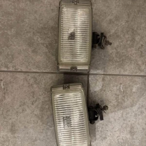 Dimljus Bosch  - Hej, säljer nu ett par dimljus till Volvo. Har haft flera stycken och säljer nu ut det sista paret. Sladdar måste dras själva därav pris. Säljes i befintligt skick.