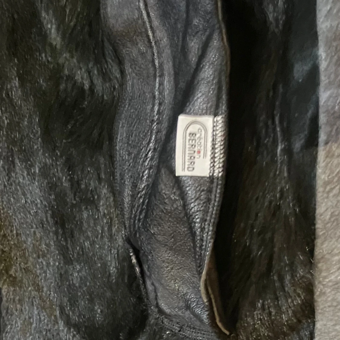 Svart lång mockakappa från Bernard - 2