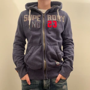 Superdry zip hoodie - Modellen är 176 och väger 60 för referens. Skriv vid ytterligare frågor eller funderingar🤝