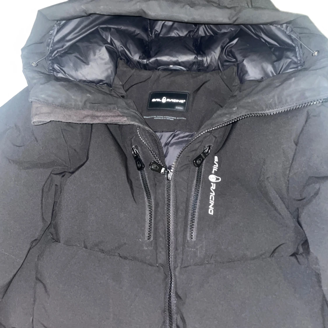 Svart pufferjacka från Sail Racing