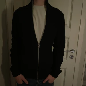 Full zip tröja  - Skick 7/10 etersom den är lite nopprig