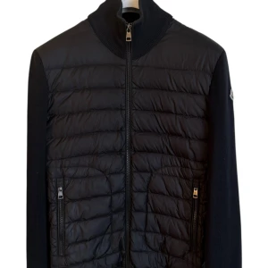 Moncler cardigan  - Moncler cardigan svart. Storlek S. Skick 8.5/10. Pris 4290kr finns att köpa på våran hemsida, Fashionels.com även fler färger och storlekar tillgängliga där. 