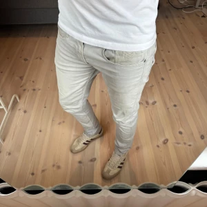Replay Jeans Anbass - Ett par ljusgrå Replay i modellen Anbass. De har inga hål men är smutsiga, mycket går kanske bort i tvätten , fortfarande ett fint par jeans och i storlek W32 L32. Hör gärna av er vid frågor och funderingar!🤗