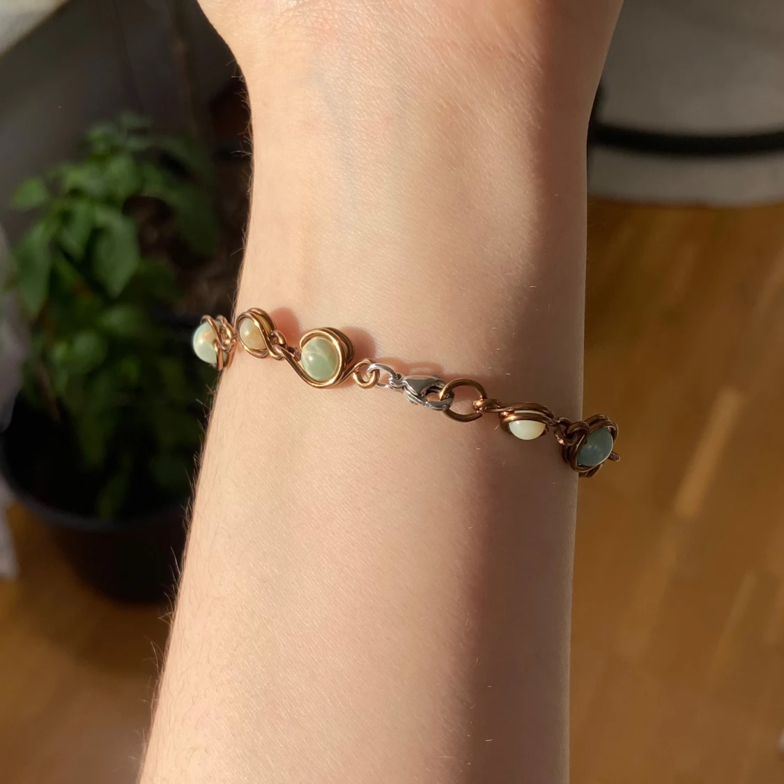 Armband med ljusgröna/ljusblå stenar och koppartråd - 3