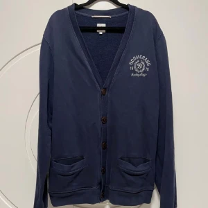 Boomerang kofta  - Boomerang Kofta | Skick: 9/10 | Tillbehör: Endast kofta | Nypris: 599 SEK | Strolek: L | Pris kan diskuteras, vid fler bilder eller frågor hör av er. 🍂🍁