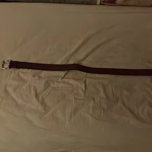 Handgjort bälte av min farfar - Detta bältet gjorde han åt mej för 2 år sen. Aldrig använts. Fint rutigt mönster. Inga hål till bältet (man kan göra det själv) skulle gissa på 100cm 