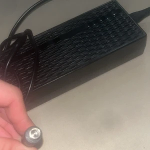 FY1505462000 Batteriladdare 54.6V 2A Rawbike laddare - Batteriladdare modell FY1505462000, output 54.6V 2A. Passar elcyklar och andra 54.6V-batterier. Fungerar med 100-240V. Kabel och kontakt i gott skick, inga synliga skador eller slitage. Laddningsindikator med röd/grön LED.