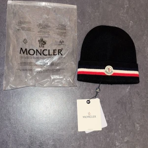 Moncler mössa - Riktig snygg svart moncler mössa, helt oanvänd, inga defekter. Perfekt inför höst/vintern, pris kan diskuteras