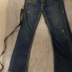 True Religion jeans med gula sömmar - Storlek 32 pris kan diskuteras 