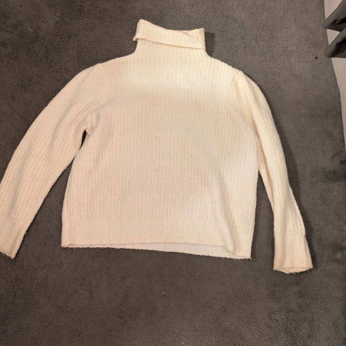 Vit stickad polotröja