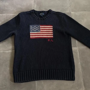 Ralph Lauren USA flag tröja  - Tja, säljer denna Ralph Lauren USA flag tröjan i mycket bra skick. Storleken är L (barn) men motsvarar XS i herr och passar perfekt för dig som är 162-170. Nypris på denna ligger runt 3500 och mitt pris är 1250. Om ni har frågor eller funderingar är det bara att höra av sig 🤩🙌