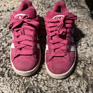 Adidas Campus rosa sneakers mocka - Säljer ett par Adidas Campus sneakers i rosa. Andvända Max 10 gånger så i väldigt bra skick. Storlek 38. Nypris är 1100 kr. Pris går att diskutera. 
