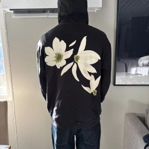 Svart hoodie - Säljer en tvärfet svart hoodie designad av simone rocha, marknadsvärde är runt 3 lax sist jag kollade . Tveka inte på att höra av dig vid minsta fråga👍 