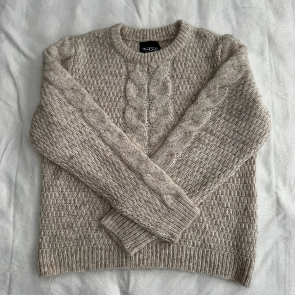 Beige stickad tröja 