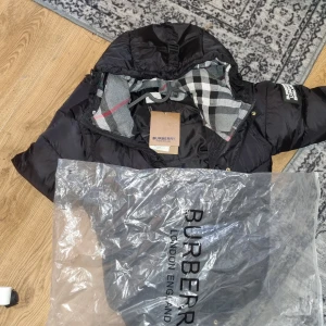 Burberry jacka - Här hr vi en skön burberry jacka k stolek XS herr! Jackan kan bli en väst och jackan kommer i sin burberry förpackning! Skriv till mig för mer.