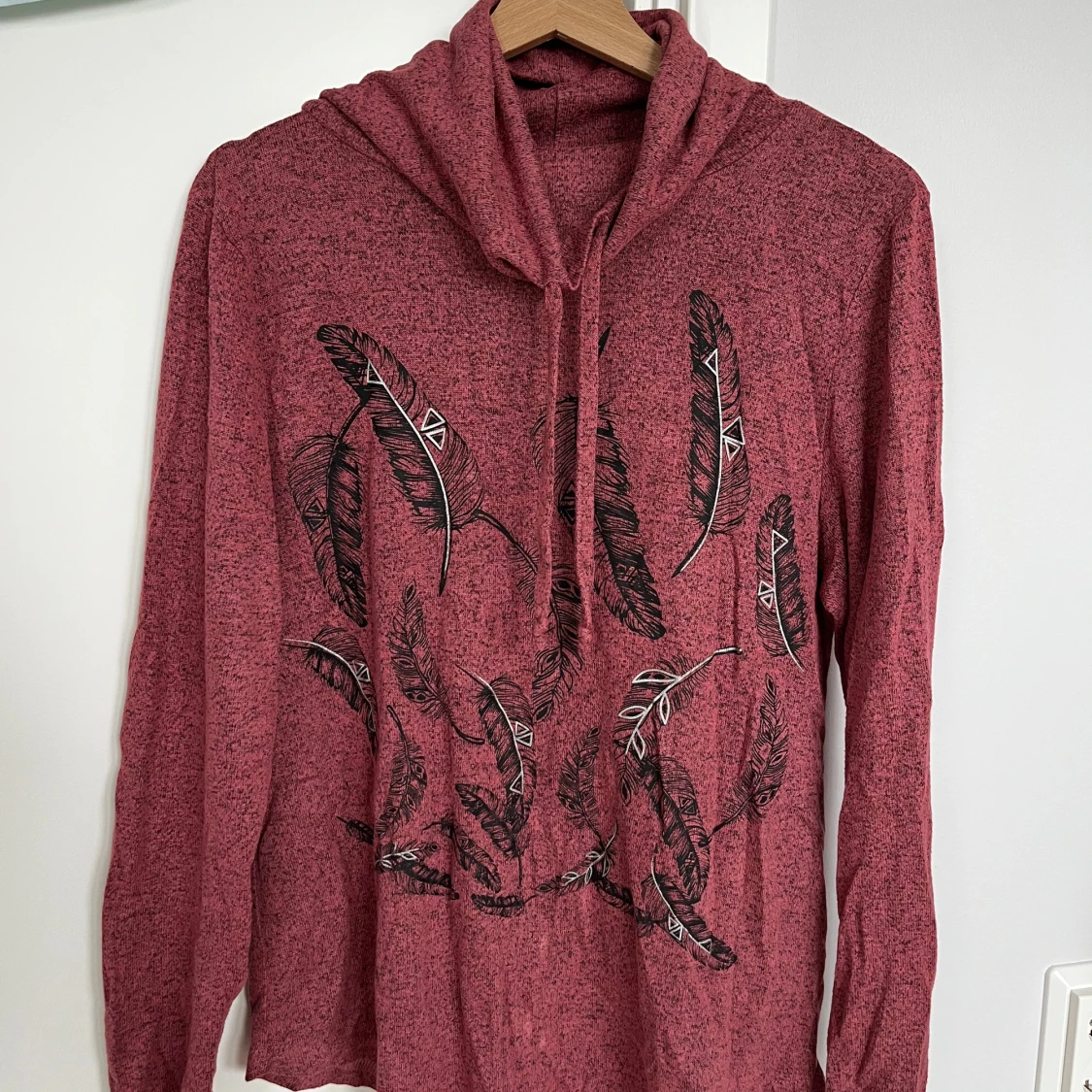 Rosa hoodie med fjäderprint och snörning