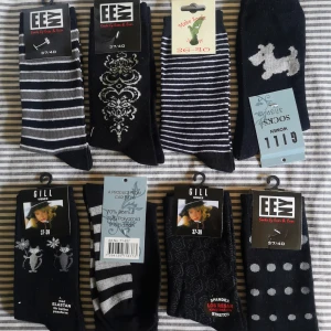 8 Par Svarta Damstrumpor Stl 36/40 - Helt nya, stl 36 /40 Finstickade strumpor i mjuk bomullsblandning, har högt skaft med resår, rök och djurfri hem. Kolla mina andra annonser för samfrakt.