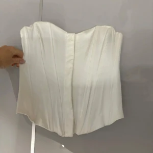 Vit korsett topp  - Snygg korsett topp från Zara i strl xs, använd en gång och perfekt till fester 