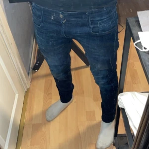 Replay Anbass mörkblå   - Säljer ett par Replay Anbass jeans i mörkblå. Sitter riktig bra på någon som väger runt 65-70 och är 175-184 helt nya hör av er om ni har några frågor eller funderingar. Storlek 30w 32L