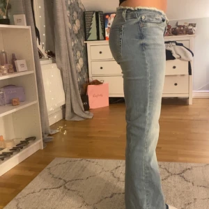 Ljusblå bootcut jeans med rå kant - Helt nya Nelly byxor i storlek 36. Säljer för halva priset då ja råka köpa en lite för stor storlek! Dom är andvända 1 gång!