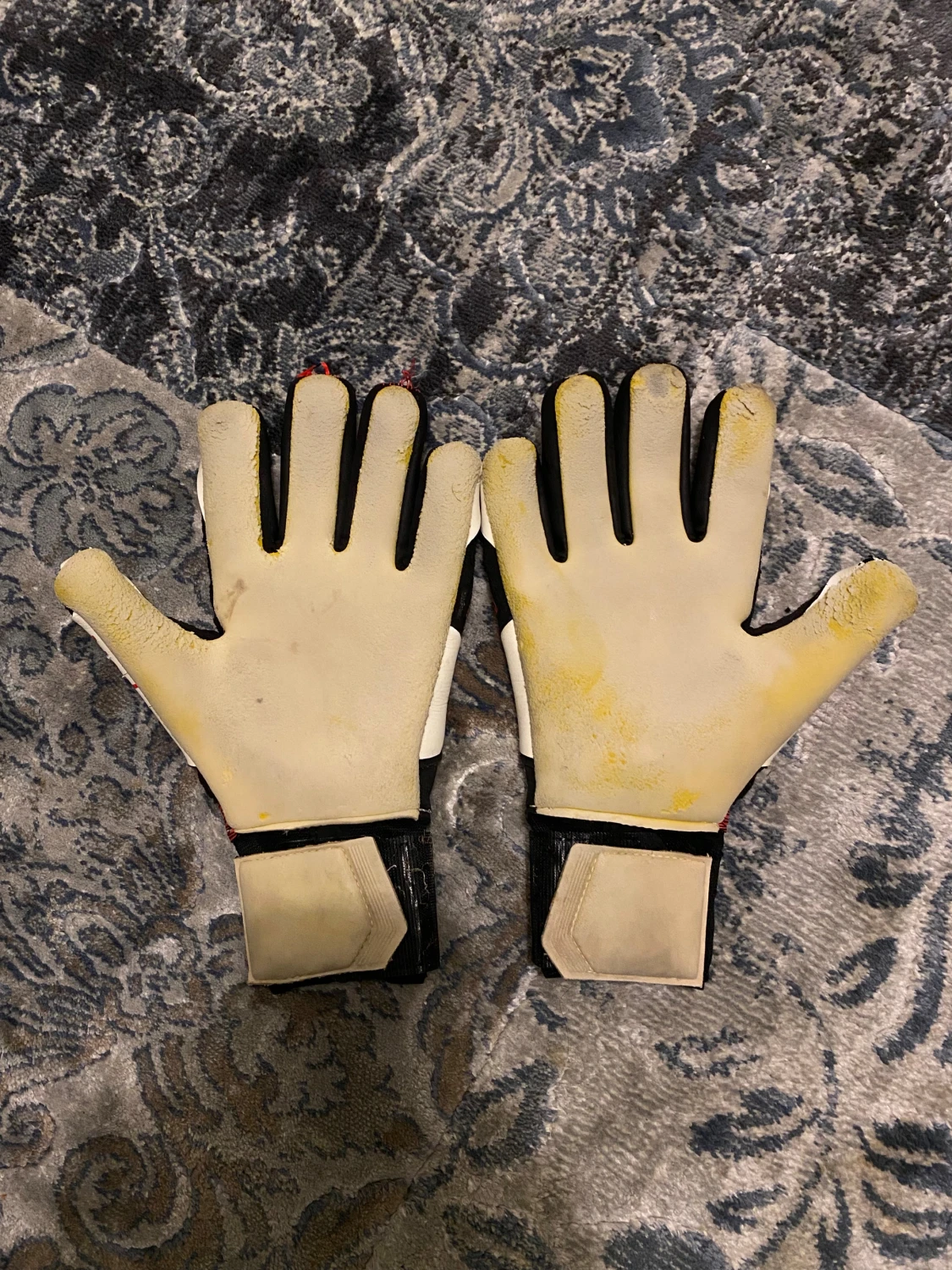 Uhlsport svarta och röda målvaktshandskar - 3