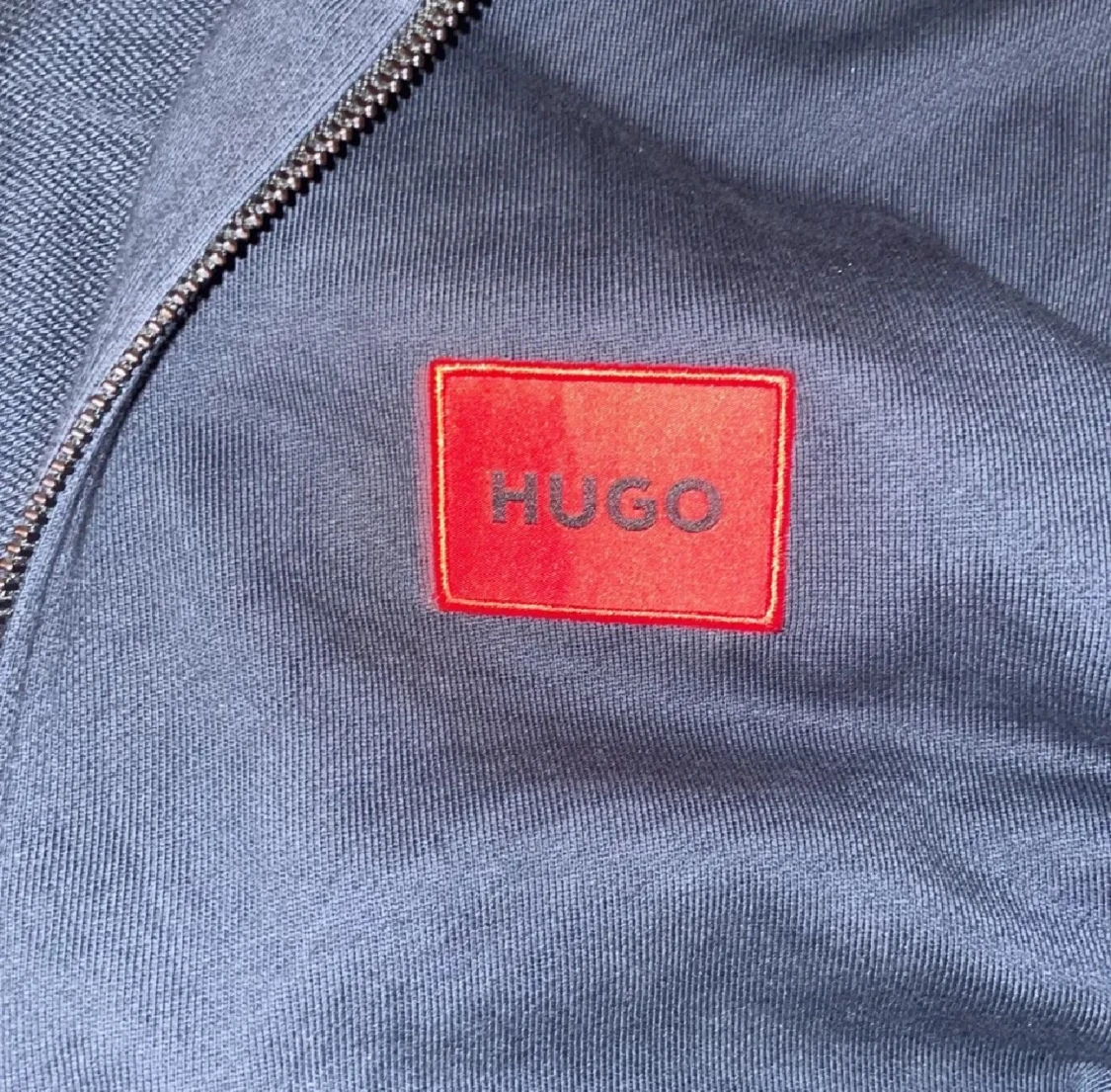 Svart hoodie från Hugo med röd logga - 1
