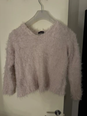 Ljusrosa fluffig stickad tröja XS - Supermjuk och fluffig ljusrosa stickad tröja från Alice Bizous i storlek XS. Jätte mjuk och mysig.