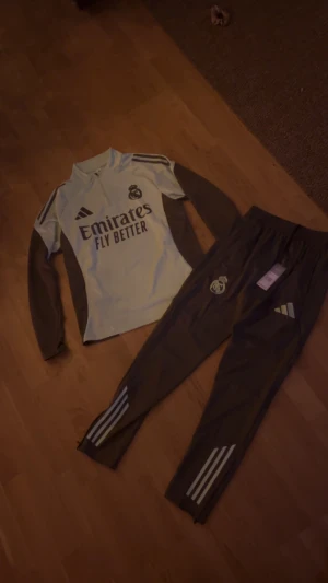 Real madrid tracksuit - grön/grå - Fet real Madrid tracksuit med tagsen kvar. Storlek S. Pris kan diskuteras vid snabb affär 