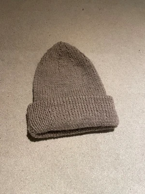 Reflexiv stickad mössa - Stickad mössa som fungerar som reflex i mörkret. Perfekt för kalla dagar när du vill hålla dig varm och vara synlig i mörkret.