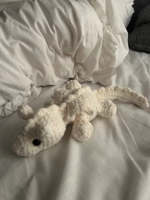 Virkad drake - Handgjord vit/crémefärgad drake 🐉🤍                                 Ca 25 cm                                                                           Kan även göra en likadan i någon annan färg!