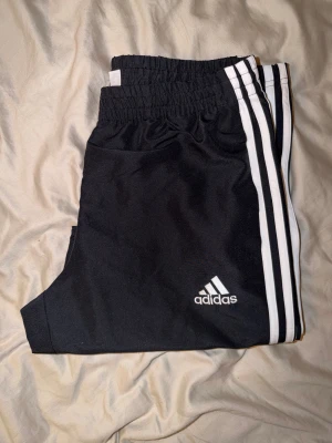 Adidas - byxa - Adidas - byxa  Strl M Använt, cond 9/10 Nypris 375:-  Mitt pris 100:-