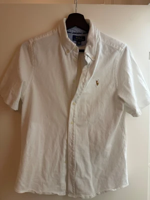 Polo Ralph Lauren - skjorta  - Polo Ralph Lauren - skjorta  strl XL (barnstorlek) Använd, cond 9/10 Nypris 1.595:- Mitt pris 500:-